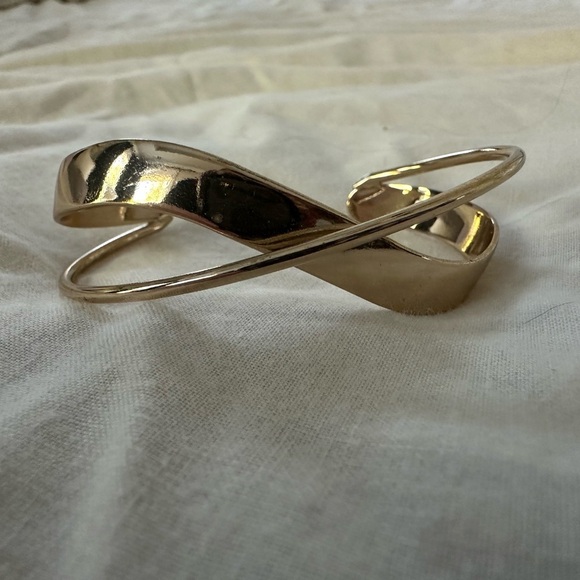 Elegant Gold-Tone Women's Bracelet - Picture 2 of 3
